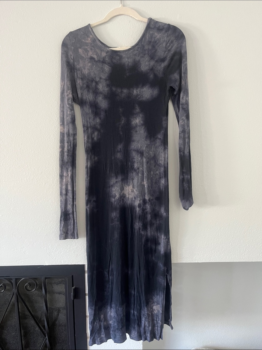 Treasure & Bond Long Sleeve Tie-Dye Midi Dress in Black and Gray